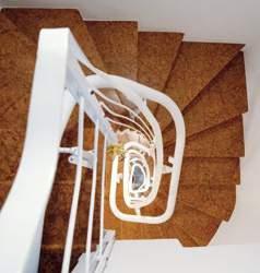 Anche sulle scale più strette è possibile installare il montascale avendo comunque lo spazio necessario per poter camminare lungo le scale.