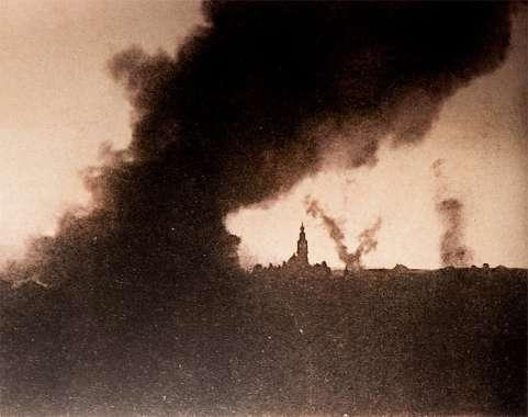 LA PRIMA GUERRA MONDIALE ANNO DI GUERRA 1916 Bombardamento di Asiago durante la Strafexpedition 1916. https://it.wikipedia.org/wiki/file:asiago-in-fiamme-maggio-1916.