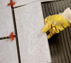 LE FUGHE TRA LE PIASTRELLE DI UN TERRAZZO POSSONO ESSERE IMPERMEABILIZZATE E PROTETTE CON: PRO-TILER Il protettivo