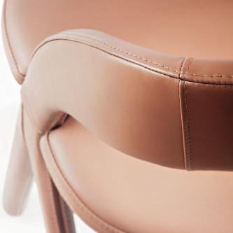 A seat with an elegant, luxurious and palatial feature that recalls the Greek letter Lambda.