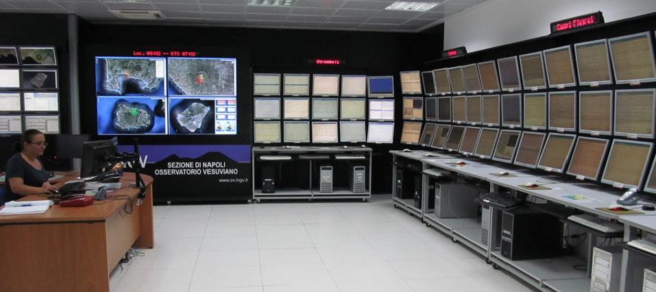 Organizzazione del Sistema di Monitoraggio Centro di Monitoraggio dell Osservatorio Vesuviano Centralizzazione dei dati Analisi
