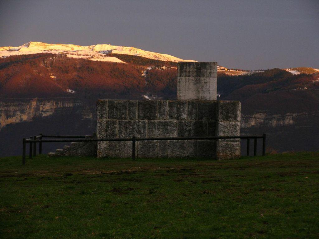 Monumento a Roberto Sarfatti sul Col d'echele