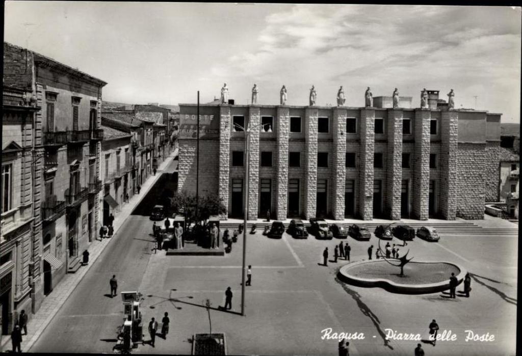 MODIFICHE APPORTATE NEGLI ANNI Davanti al palazzo