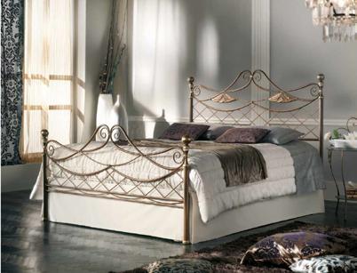 ALICIA COD. BD424 0121 GRIGIO SPAZZ. ORO 0171 RAME SPAZZ. ORO 0161 AVORIO SPAZZ. ORO LETTO MATRIMONIALE IN FERRO CONIFICATO E TONDINO PIENO. TESTATA CON PARTICOLARI IN PORCELLANA.