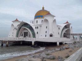 (Malacca Straits Mosque), direttamente sul