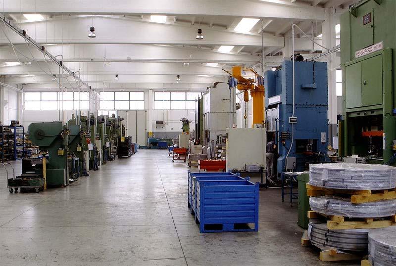 Il reparto Produzione schiera 17 presse meccaniche da 35 a 500 tonnellate, a collo di cigno e a due montanti. Queste ultime hanno piani fino a 2,800 * 1,600 mm.