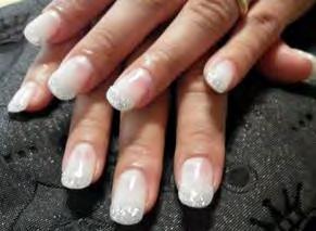 Ricostruzione unghie con tip Quando le unghie sono corte è difficile applicare lo smalto e le decorazioni, motivo per cui, sempre più spesso, molte donne ricorrono all'utilizzo delle "tips", ossia