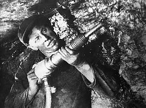 Lo stacanovismo Stachanov al lavoro Aleksej Stachanov fu un minatore sovietico che, secondo la propaganda, nel 1935 era riuscito ad estrarre una quantità di carbone 14 volte superiore a quella degli