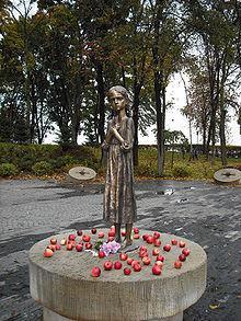Holodomor Il monumento in memoria delle vittime della Grande Fame, a Kiev Con questo termine, che significa morte per fame, si indica la carestia del 1932-33 in Ucraina, provocata dalla politica