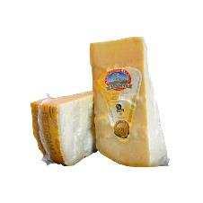 PRODOTTIOFFERTI Parmigiano-Reggiano 13 mesi Pasta tenera, ideale come formaggio da tavola, presenta ancora un