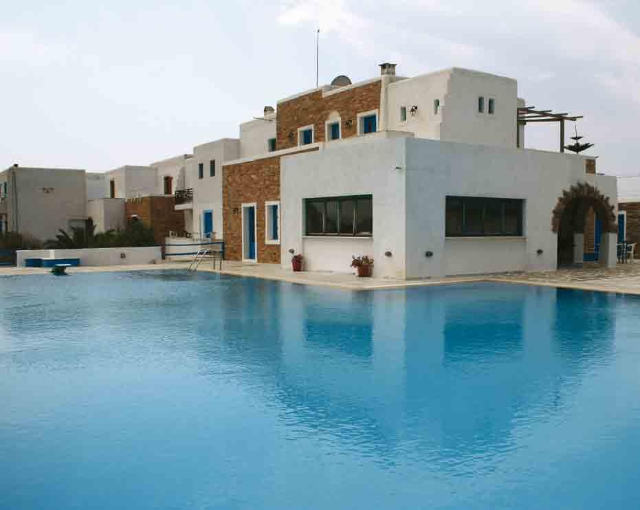 HOTEL GALAXY 3 H Naxos città / www.galaxy-naxos.com Posizione: situato a 50 m dalla spiaggia di Agios Georgios.