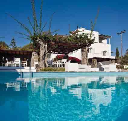 Parikia / www.rosesbeach.gr Posizione: situato in una zona tranquilla a 300 m dalla spiaggia e non lontano dal centro di Parikia.