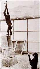 Apprendimento concettuale Koehler (1925) condusse degli esperimenti con scimpanzé in cui una banana era appesa al soffitto in una gabbia in posizione irraggiungibile saltando, in cui erano presenti