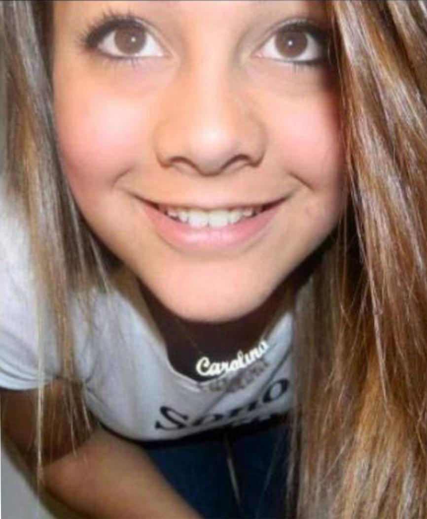 LA STORIA DI CAROLINA PICCHIO Le parole fanno più male delle botte. Carolina Picchio, 14 anni, nella notte tra il 4 e il 5 gennaio 2013 si è suicidata buttandosi dal balcone di casa sua a Novara.