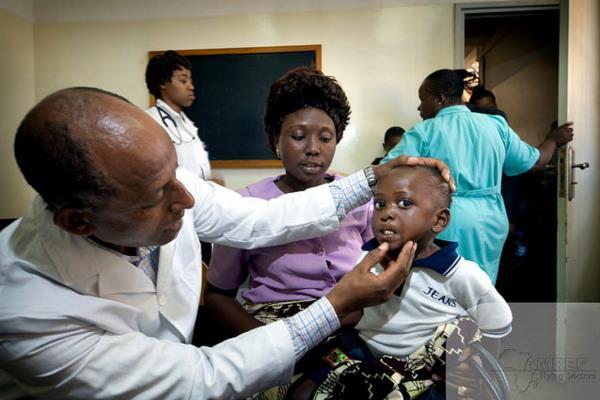 I FLYING DOCTORS IN UGANDA I principali beneficiari del programma in Uganda sono i pazienti svantaggiati e poveri che vivono nelle zone rurali e remote del Paese, insieme alle loro famiglie.