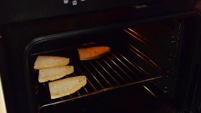 Accendete il forno a 180 C e fate tostare il pane per circa 10 minuti nel forno già caldo.