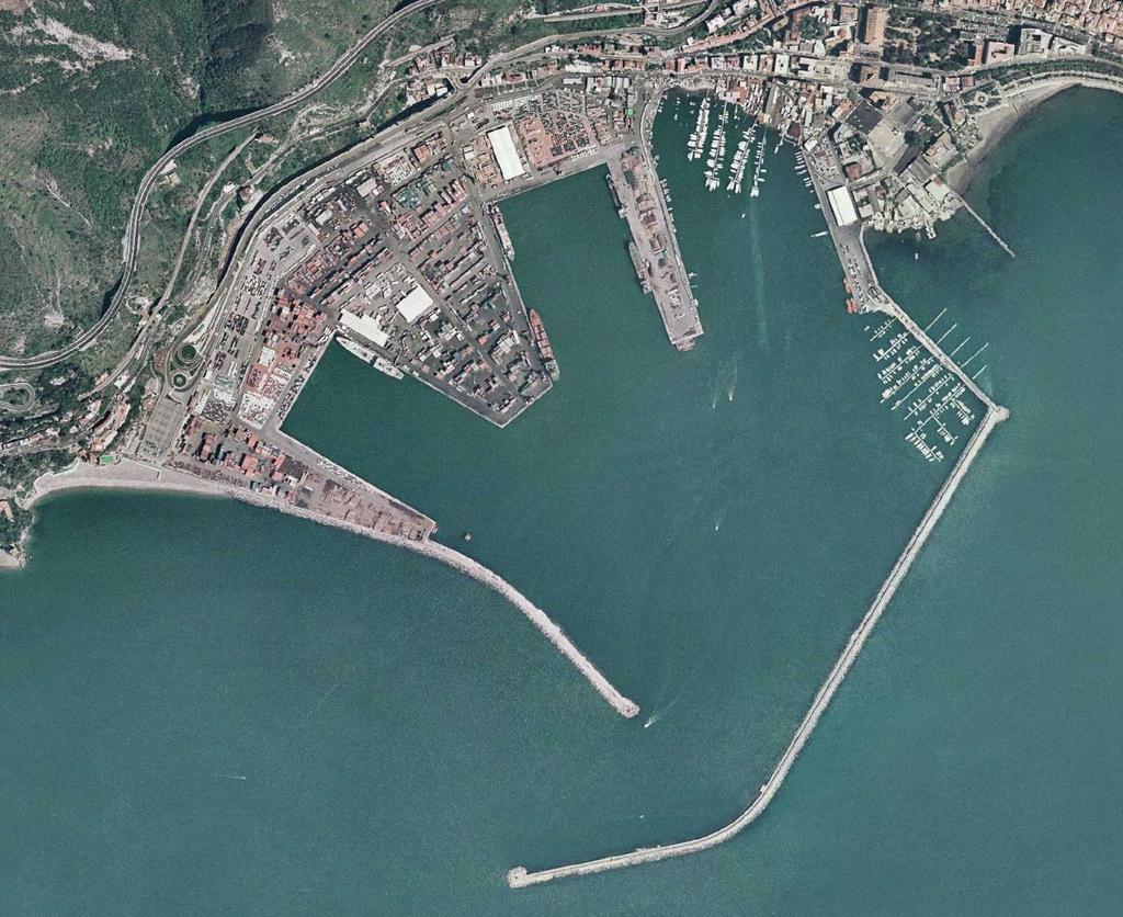 Dragaggio 2004 Nel 2004 è stato effettuato il primo escavo dei fondali portuali che ha interessato l intero bacino di evoluzione e il canale d ingresso al porto.