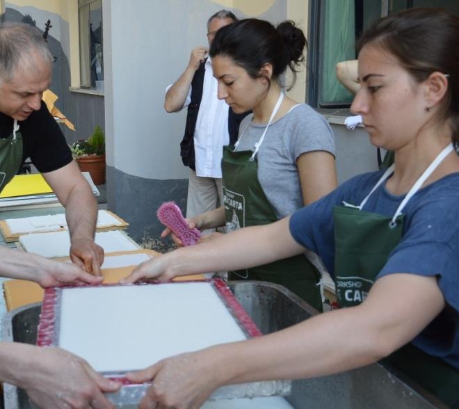 Attività previste: cenni storici dall invenzione del mestiere in Cina ai giorni nostri; produzione di un foglio di carta, dalla