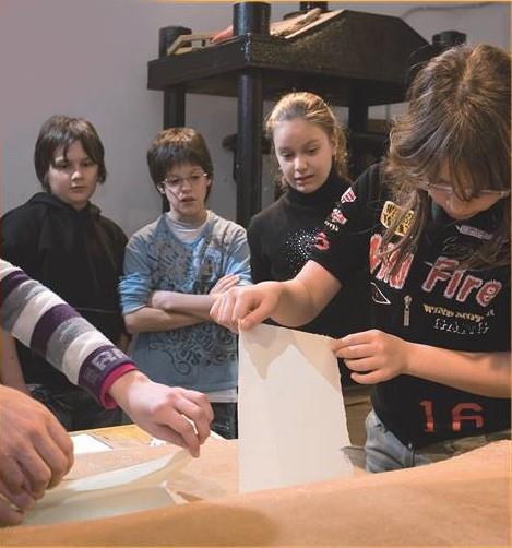 Museo della Carta e della Filigrana LABORATORIO DIDATTICO Siamo tutti Mastri Cartai Sotto la guida di un esperto Mastro cartaio del museo, gli studenti prenderanno in mano una