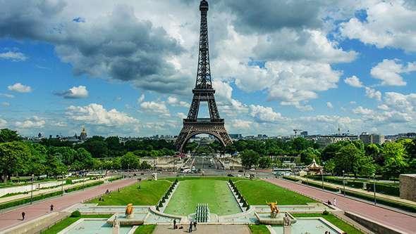 La Torre Eiffel Progettata da Gustave Eiffel, la Torre fu costruita in poco più di due anni (1887) da ben 250 operai.