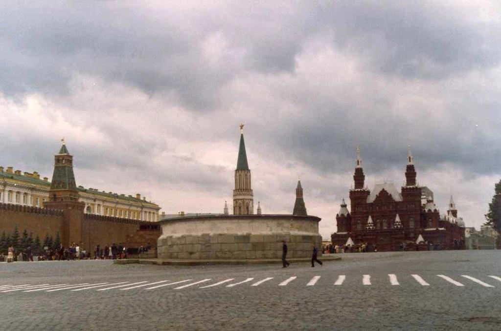 Mosca con la sua famosa piazza Rossa, da una parte la chiesa di S.