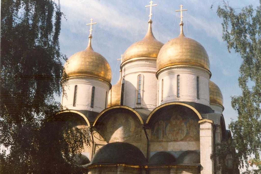 Cupole dorate chiesa ortodossa dentro le mura del