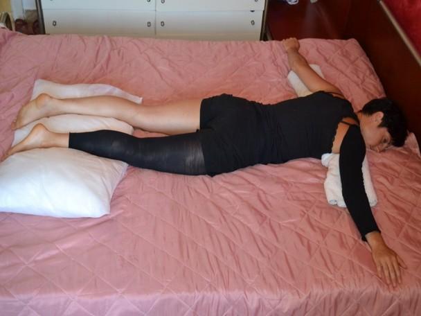 Postura sul lato plegico Mettere un cuscino basso sotto la testa e l arto superiore malato allungato sul materasso a 90