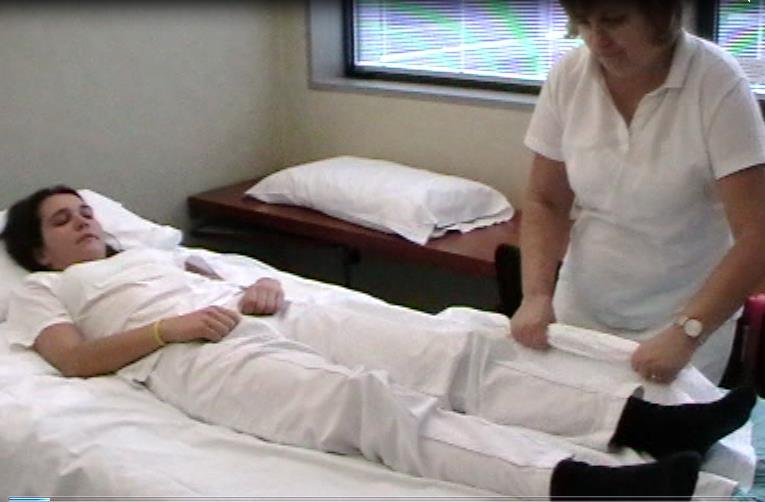 Avvicinare il paziente al bordo del letto con il lenzuolo 1.