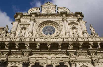 MEMORY 1 ARCO DI TRIONFO (PORTA NAPOLI) E L OBELISCO Appena giunti in città due sono i monumenti che accolgono il visitatore, l Obelisco e Porta Napoli.