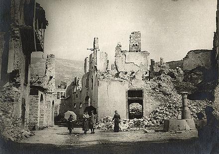 Scene di distruzione in Trentino Alto Adige 1915 1918 La grande guerra nel 1915 iniziò, trincee dovemmo scavare al gelo dovemmo restare.