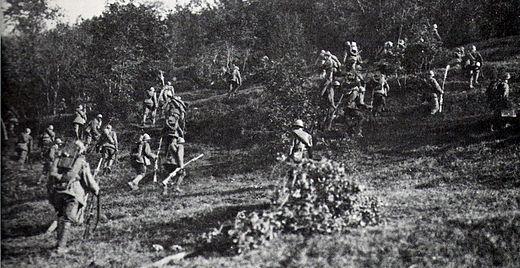 Soldati italiani sul Montello. LA GRANDE GUERRA Una Grande Guerra di cento anni fa tanta solitudine grande povertà. Guerra di soldati guerra di salite guerra di feriti guerra di sacrifici.