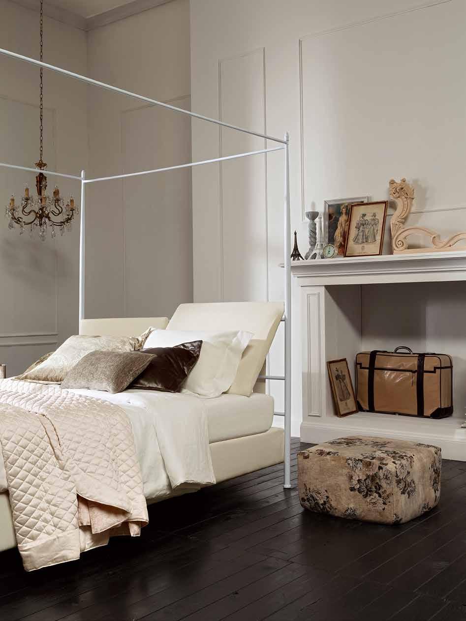 Comodino Vasto 480 laccato Bianco latte. Metal bed with low storage base. Frame in white glossy finish.