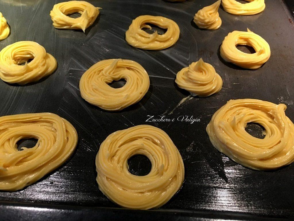 Il Maestro consiglia di imburrare la teglia e non usare la carta forno Formate più giri concentrici per formare le vostre zeppole sulla teglia da forno.