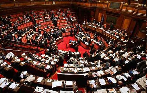 Il Parlamento Le sue principali funzioni sono: Fare le leggi