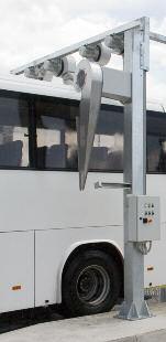 A traffic light, positioned at the wash equipment entrance side, enables the bus driver to start driving through the model, which starts