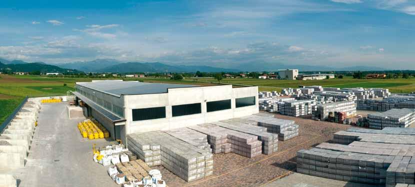 l azienda Pavesmac S.r.l. nasce nel 1987 a Peveragno (CN) con l intento iniziale di impiegare le proprie risorse nella fabbricazione di masselli autobloccanti in calcestruzzo per pavimentazioni esterne.