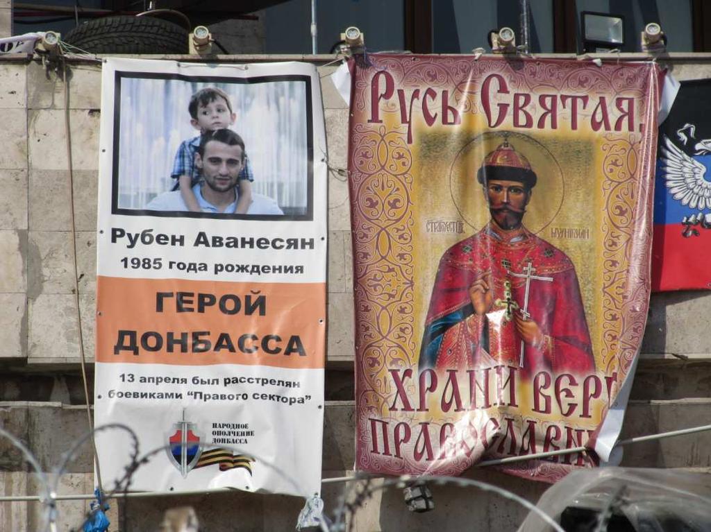 408 Eliseo Bertolasi. Barricate di Doneck (aprile 2014) Nella foto si vede, di fianco alla foto di un giovane ucciso dai Pravyj Sektor (Ruben Avanesjan nato nel 1985.