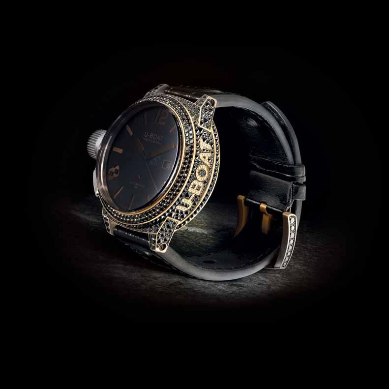 COD 8000 BLACK SWAN ø 45 mm - ref. 8000 MOVIMENTO: meccanico a carica automatica, con personalizzazioni su specifiche U-BOAT, rotore in oro 22K con personalizzazione U-Boat. Riserva di carica: 38 ore.