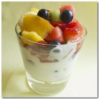Coppa Yoyo gelato misto di frutta, yogurt fresco magro, macedonia di
