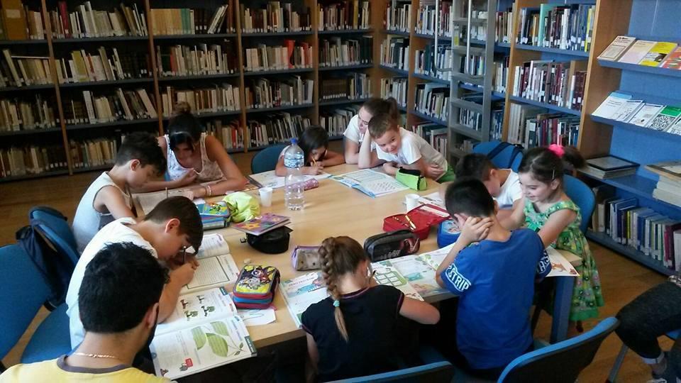 10 SEZIONE BIBLIOTECA LA BOTTEGA DELLE FIABE Le fiabe permettono ai bambini di sognare e di conoscere la realtà, ma come sarebbe se si invertissero i ruoli e fossero i piccoli a raccontarle ai grandi?