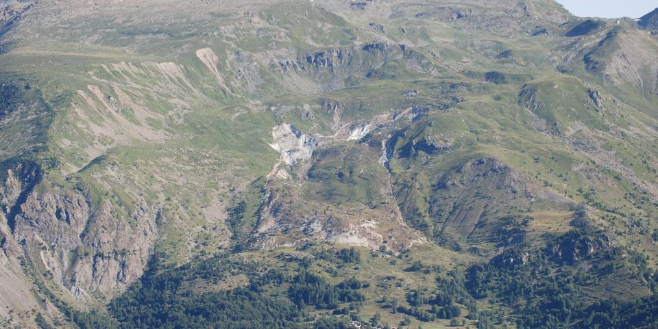 Il monitoraggio delle frane Il monitoraggio, nell analisi della valutazione del rischio da frana, è un intervento non strutturale per ridurre il rischio.