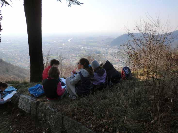 Osserviamo lo sbocco del Canale sulla pianura, l'ansa che descrive il fiume Brenta prima di