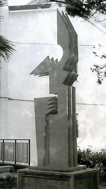 MONUMENTO ai CADUTI in Piazza del Popolo 1915-18 MONUMENTO CONVERGENZA dei CONTRARI accanto al Municipio di Lago: è opera dell artista laghitano,