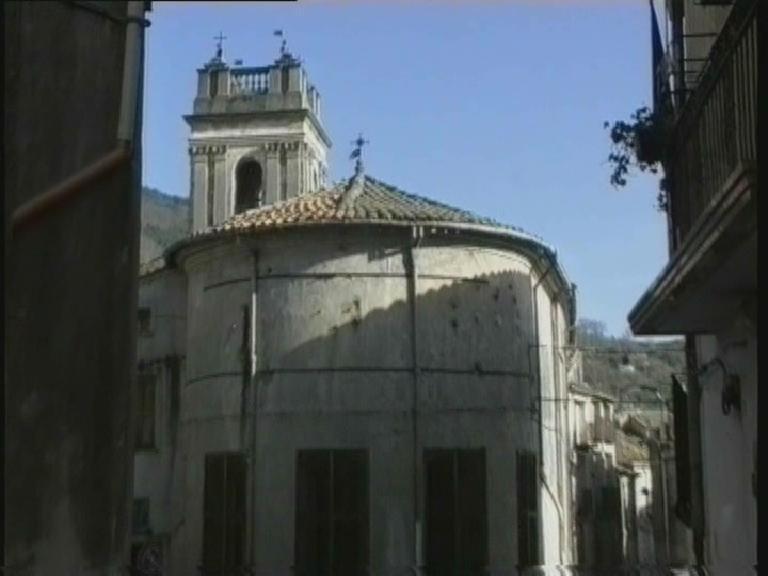 Facciata: divisa da una serie di lesene, sormontate da capitelli corinzi Campanile: decorato da lesene, ha un balcone balaustrato Interno abside (cinque colonne singole e due binate con capitelli