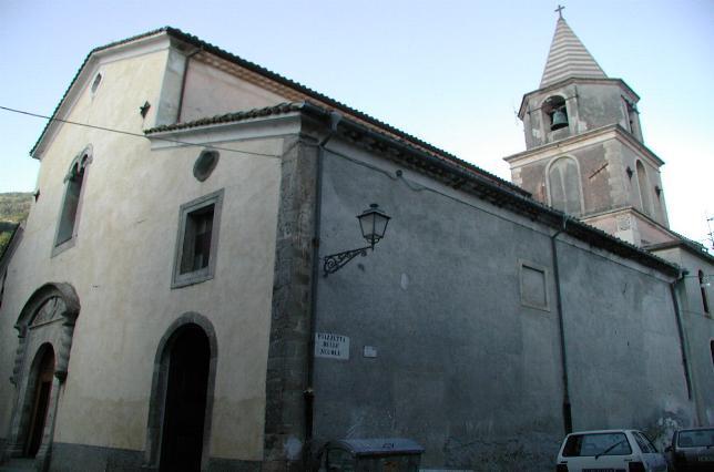 CHIESA di S. NICOLA di BARI attiva già nel XIV secolo, è a struttura di basilica con tre navate in stile barocco 1.