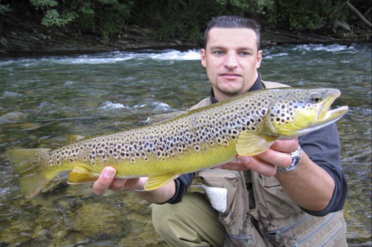 1.L uomo è preoccupato per la pagaia spezzata. 2.L uomo ha appena catturato un grosso pesce. 3.