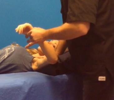Chiediamo alla paziente di sollevare il braccio e posizioniamo il cuneo sfruttando la faccia liscia.