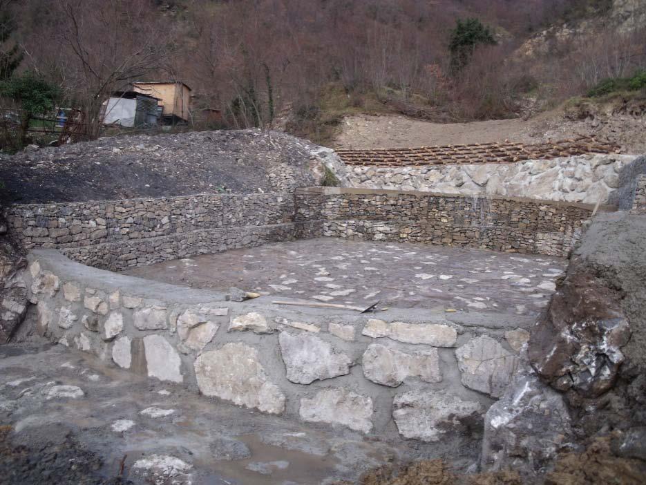 Il bacino del Rio Gaxi dopo l intervento: in primo piano la vasca di sedimentazione realizzata in massi cementati, argini e briglia in gabbioni in pietrame.