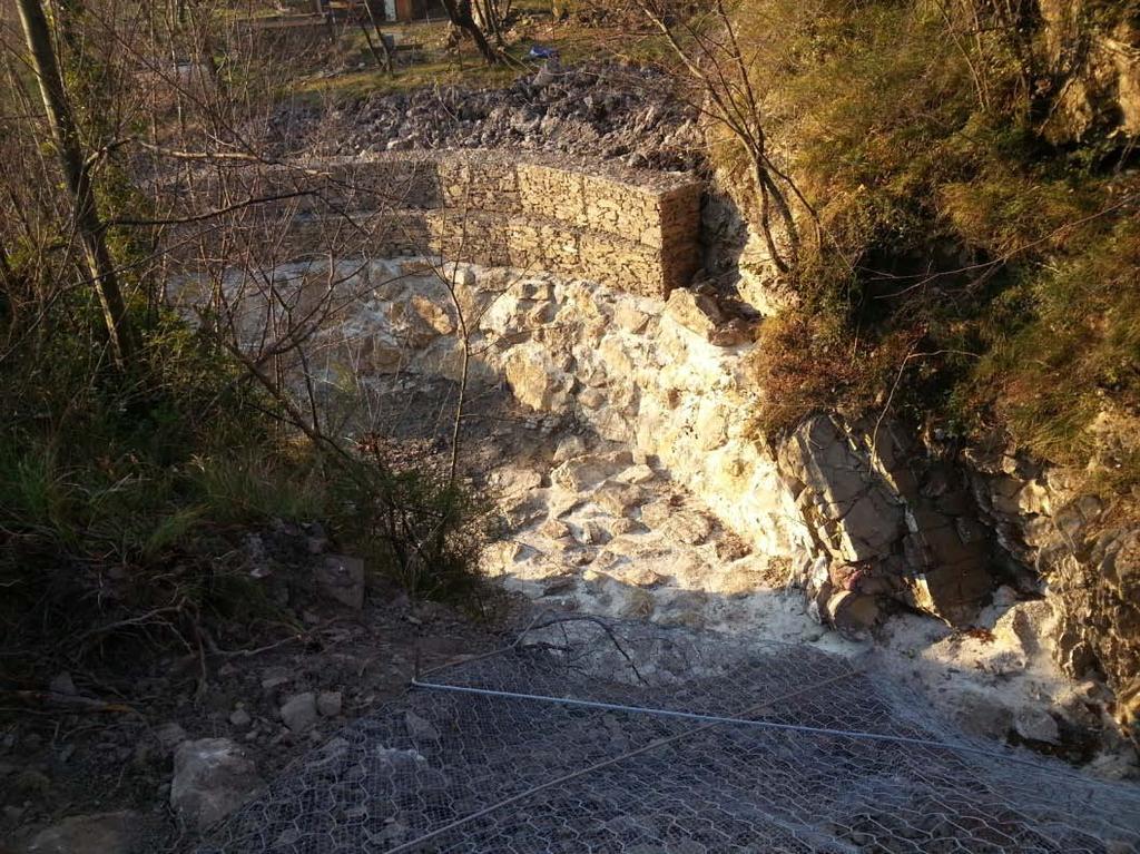 Il bacino del Rio Gaxi dopo l intervento: in primo piano (sponda sinistra) retatura del versante roccioso instabile, sull