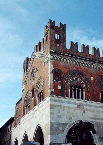 Per concludere con un appello turistico culturale, Piacenza è in Emilia-Romagna, non è Firenze,